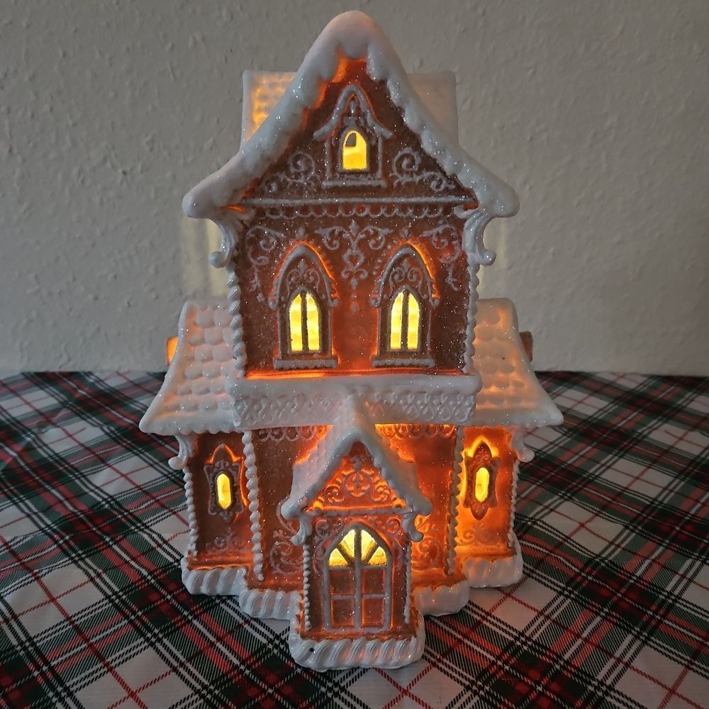 Victorian Trading Co. Illuminating Gingerbread House Holiday Decoration